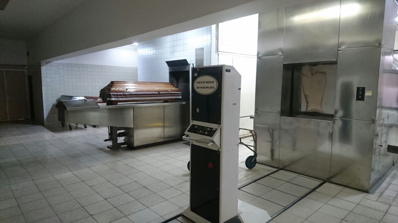 Paní ministryně Šlechtová nás pozvala na exkurzi po jihočeských krematoriích